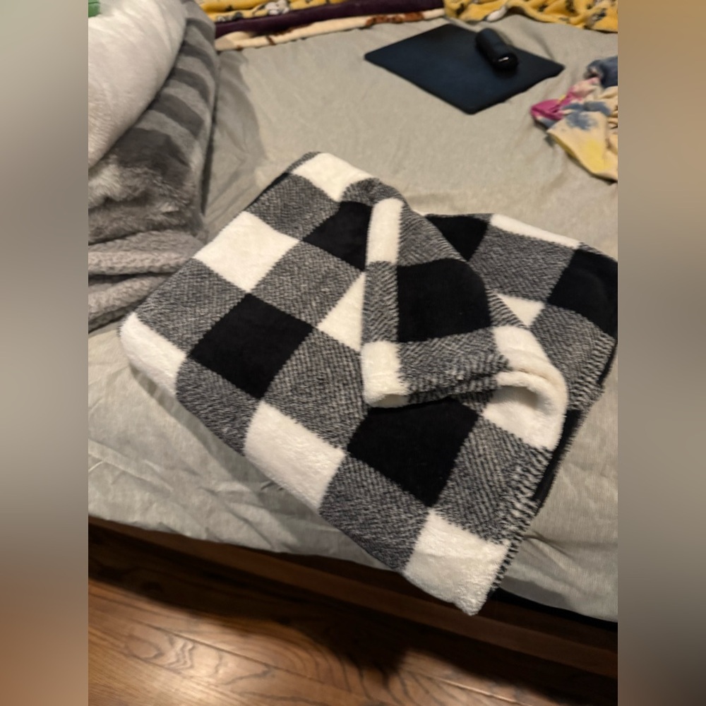 Black and White Checkered Blanket - Picture 3 of 3